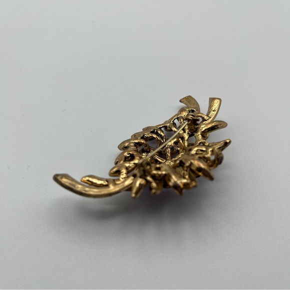 Vintage Gold-tone Flower-shaped Amethyst Brooch - Picture 4 of 8